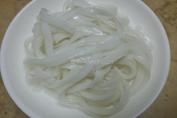 鸡蛋蔬菜炒河粉的做法图解1