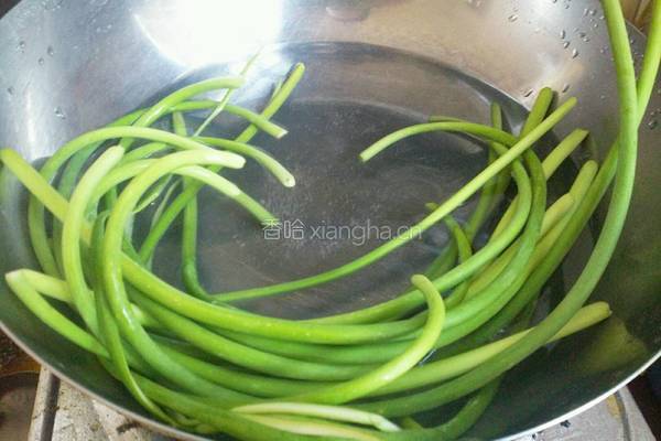 凉拌蒜苔丝的做法图解2