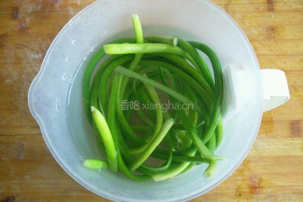 凉拌蒜苔丝的做法图解3