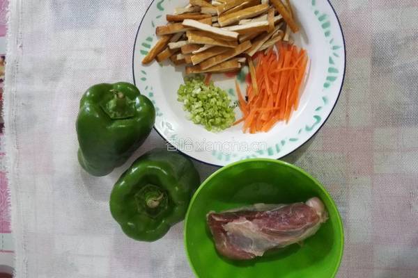 香干青椒炒肉丝的做法图解1