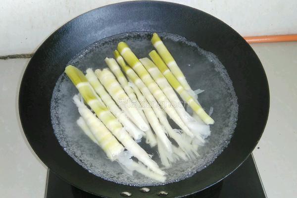 腊肉炒春笋的做法图解1