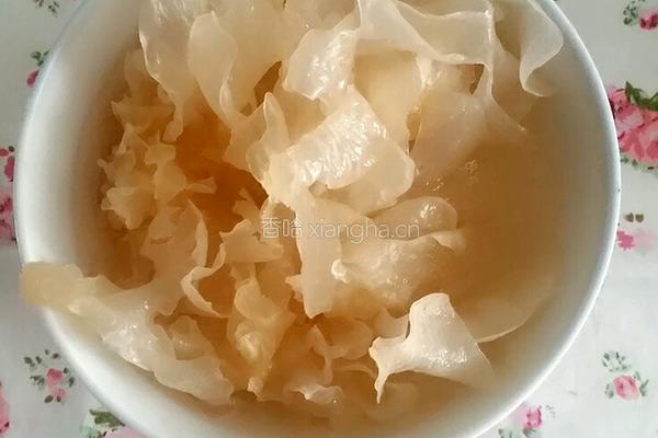 银耳莲子汤的做法图解1