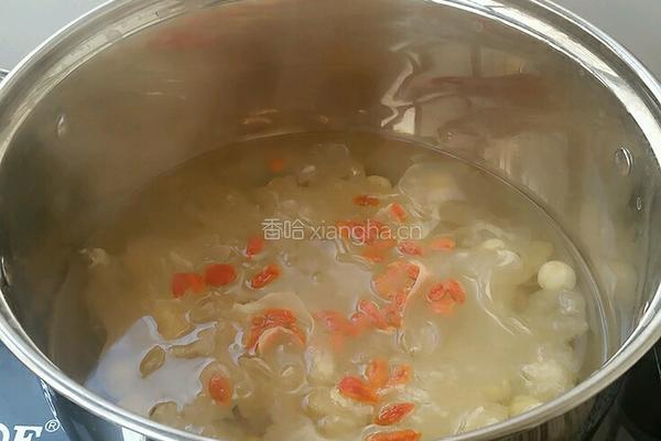 银耳莲子汤的做法图解2