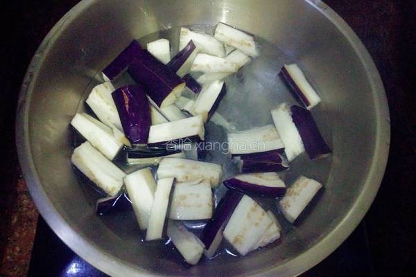 香辣茄子炒肉的做法图解2