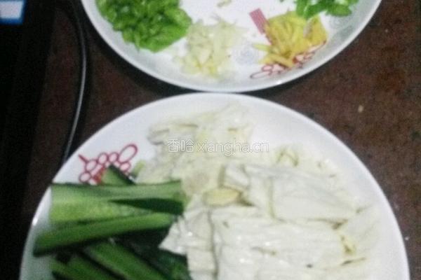 黄瓜凉拌腐竹的做法图解3