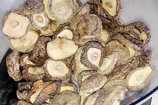 自制香菇酱的做法图解1
