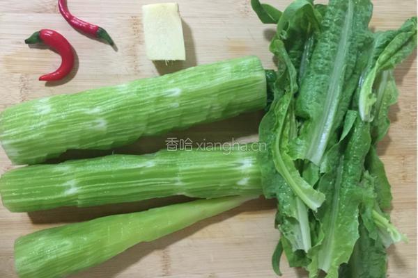 凉拌青笋的做法图解1