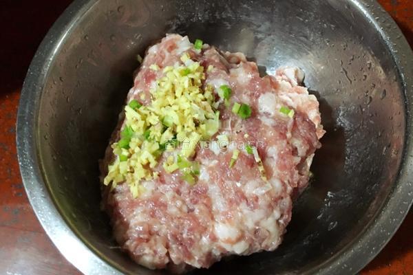 干炸丸子的做法图解1