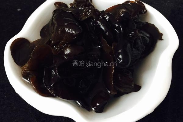 黑木耳红枣汤的做法图解1