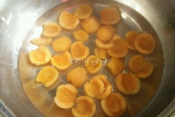 冰糖枇杷的做法图解2