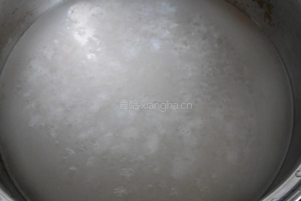 胡萝卜瘦肉粥的做法图解1