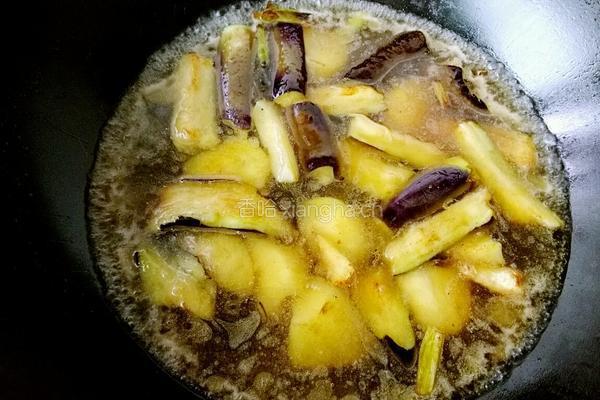 东北版土豆炖茄子的做法图解6