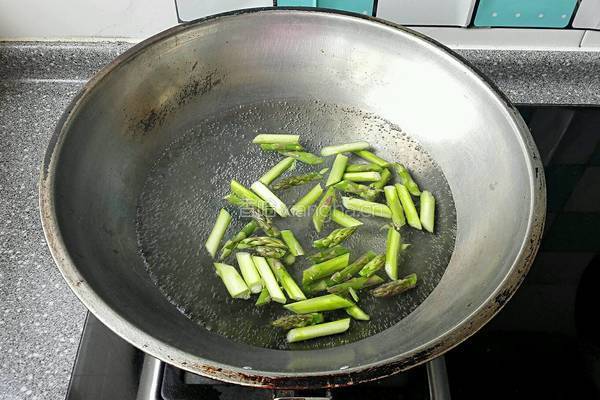 芦笋炒虾仁的做法图解5
