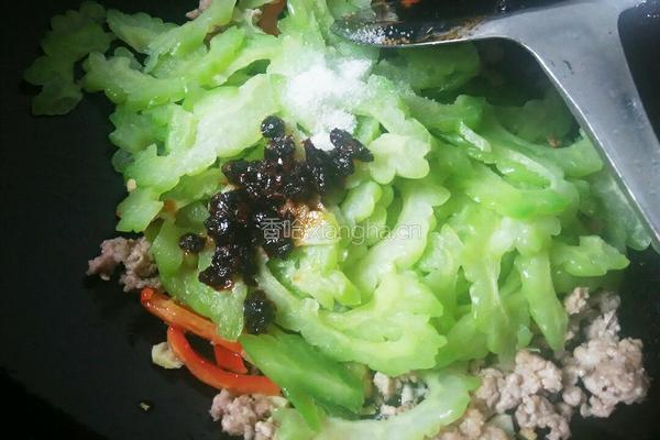 豉香肉末炒苦瓜的做法图解7