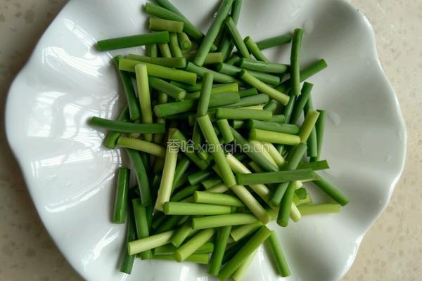 蒜苔炒黑木耳的做法图解1
