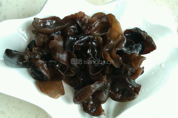 蒜苔炒黑木耳的做法图解2
