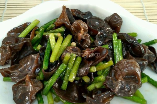蒜苔炒黑木耳的做法图解5