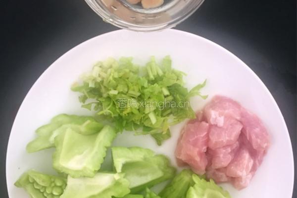 竹荪干贝凉瓜汤的做法图解2