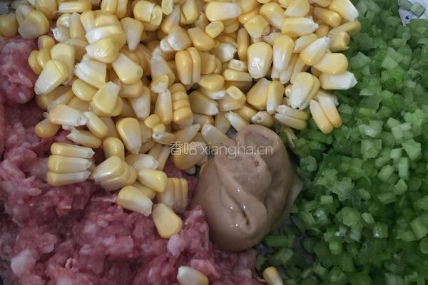 玉米芹菜水饺的做法图解1
