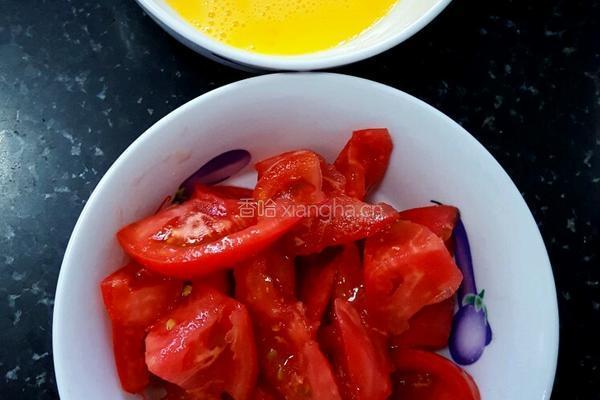 西红柿炒鸡蛋豌豆的做法图解1