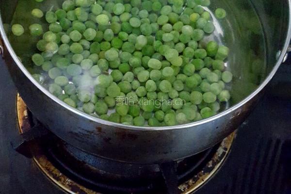 西红柿炒鸡蛋豌豆的做法图解2