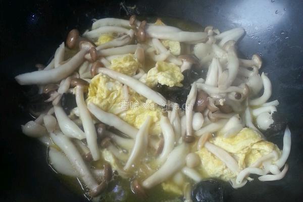蟹味菇炒鸡蛋的做法图解4