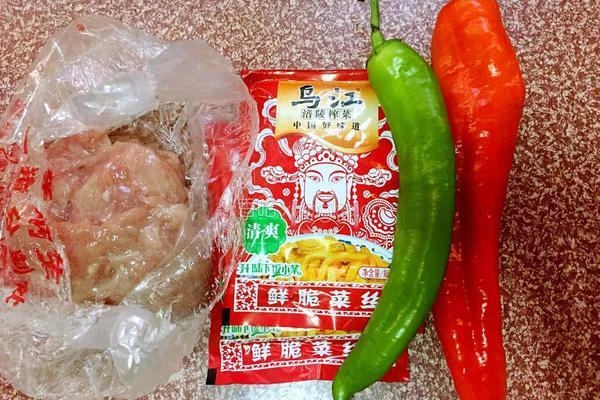 榨菜炒肉丝的做法图解1