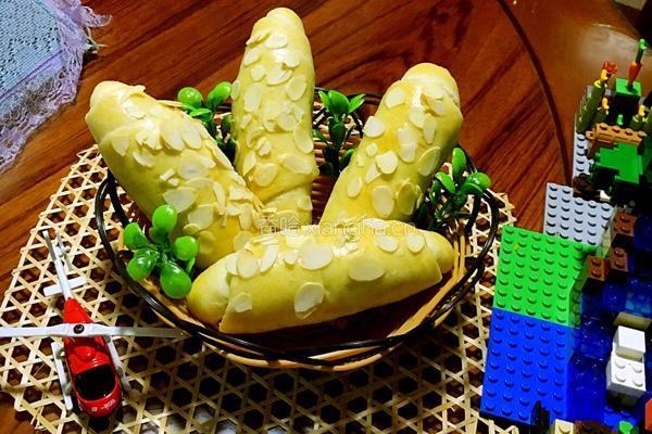 扁桃片豆沙面包