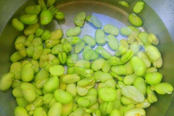 水煮蚕豆的做法图解1