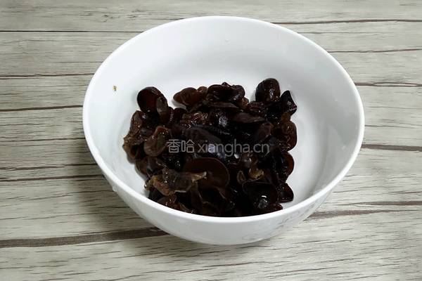 铁棍山药炒木耳的做法图解1