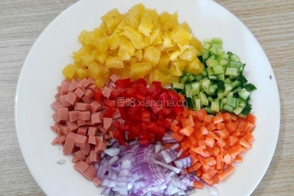 菠萝鸡肉炒饭的做法图解2