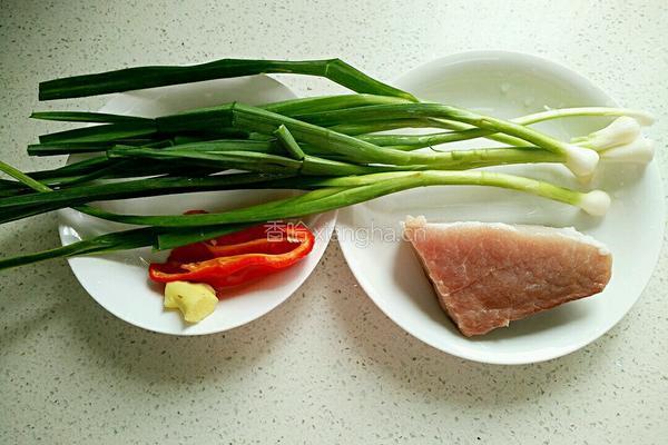 蒜苗炒肉的做法图解1