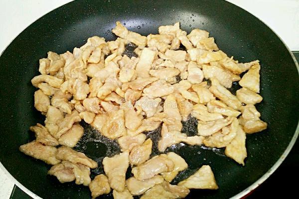 蒜苗炒肉的做法图解4