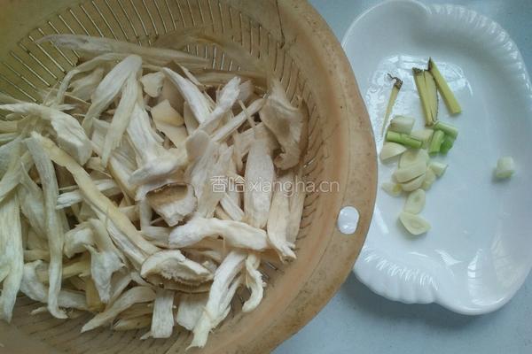 干煸平菇的做法图解1
