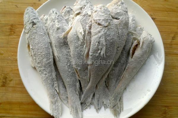 油炸小黄鱼的做法图解3
