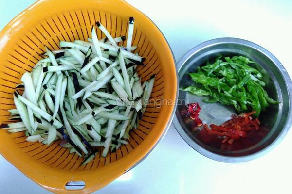 尖椒炒茄丝的做法图解1