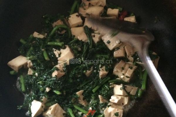 茼蒿菜炒臭豆腐的做法图解4