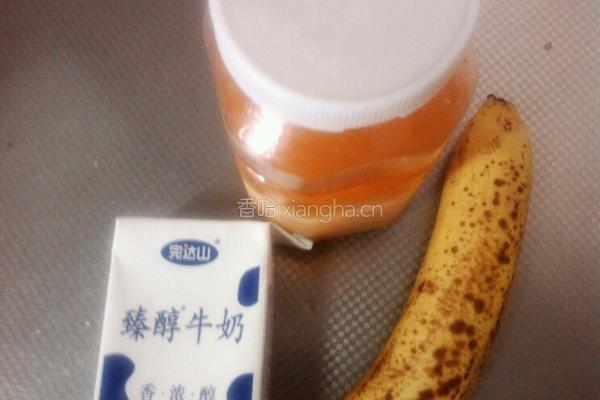 香蕉牛奶汁的做法图解1