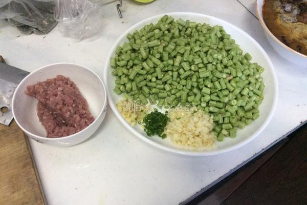 缸豆炒肉沫的做法图解1