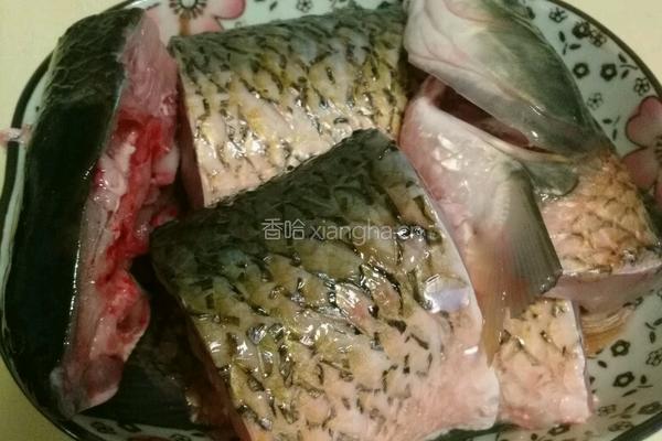 煎草鱼块的做法图解2