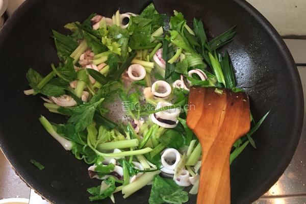 芹菜炒鱿鱼的做法图解7