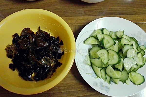 炒黄瓜木耳的做法图解2