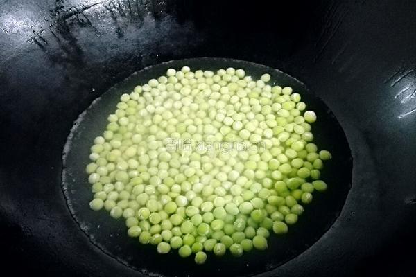 鸡蛋炒豌豆的做法图解3