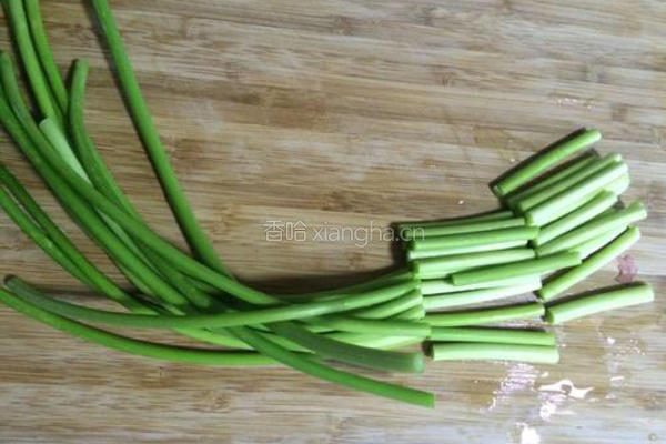 蒜苔炒肉片的做法图解2