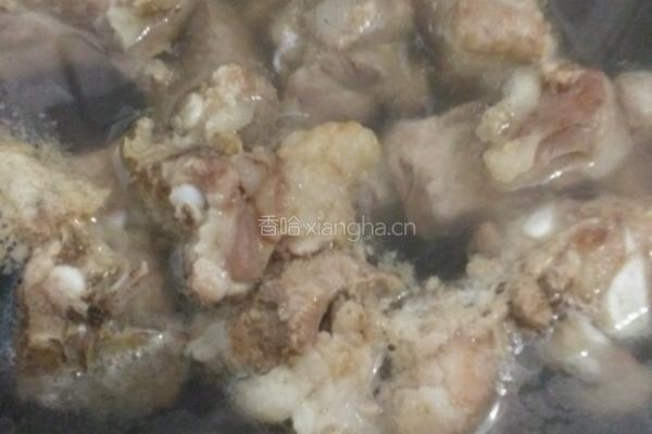 胡萝卜玉米排骨汤的做法图解2