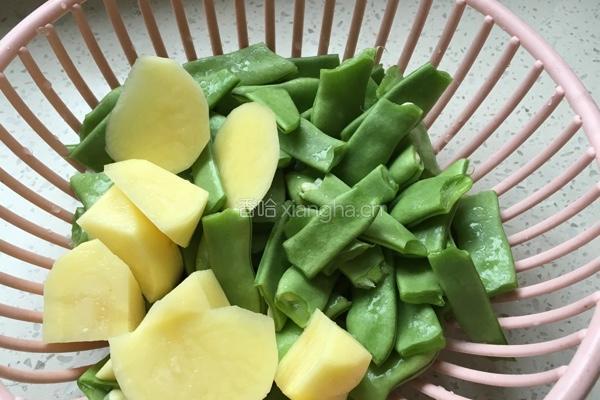 排骨芸豆炖土豆的做法图解2