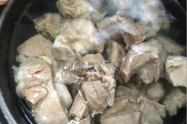 海带骨头汤的做法图解1