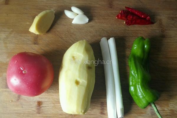 土豆烧牛腩的做法图解1