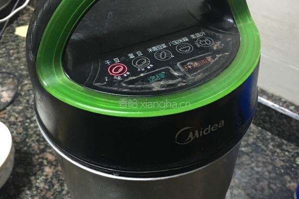 红枣桂圆豆浆的做法图解2