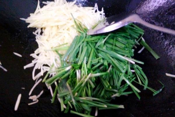 土豆丝炒韭菜的做法图解4